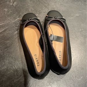 TORRID - size 7.5 wide black bow detail square toe flats.